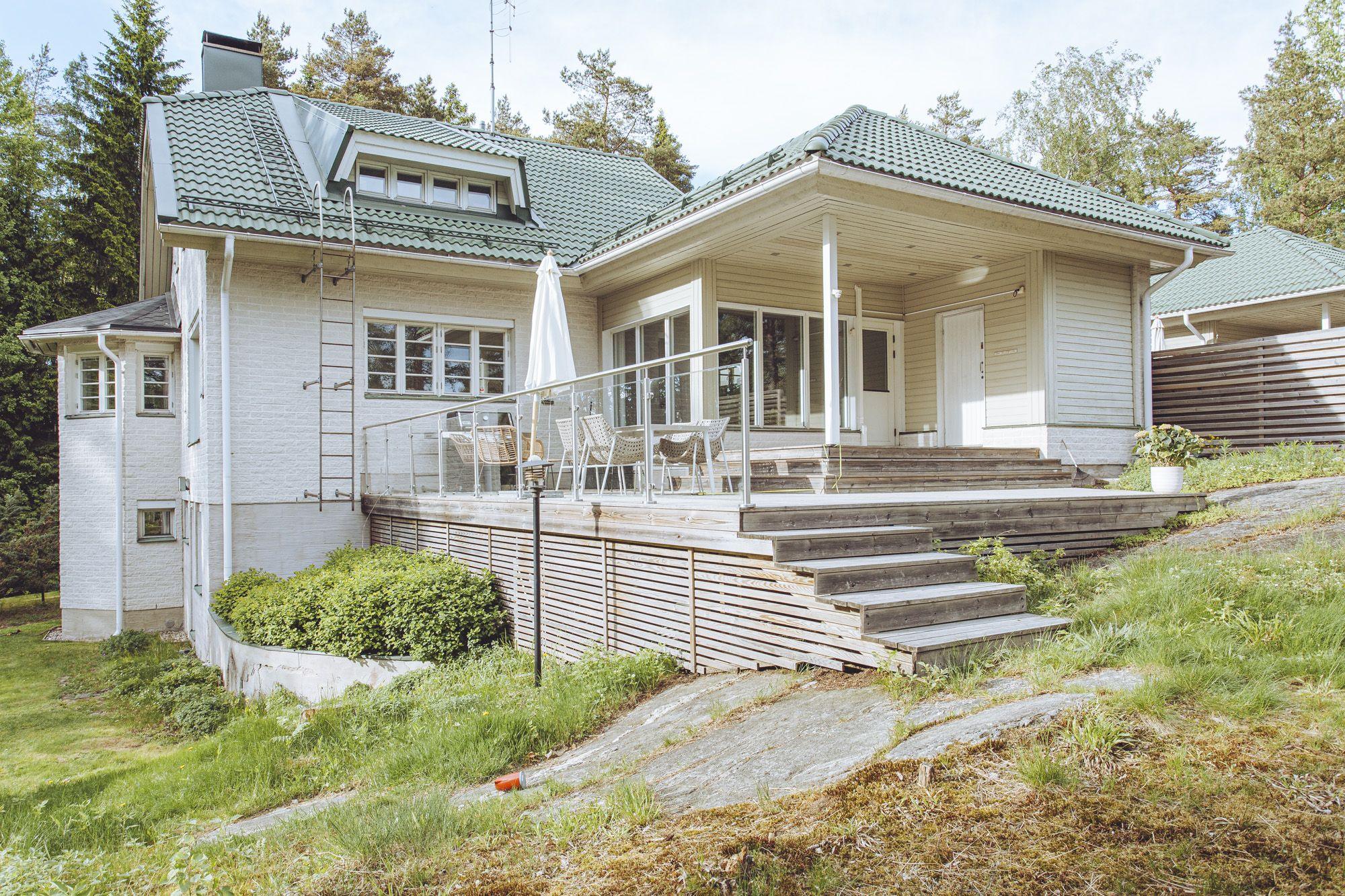 Valkoinen omakotitalo kesällä